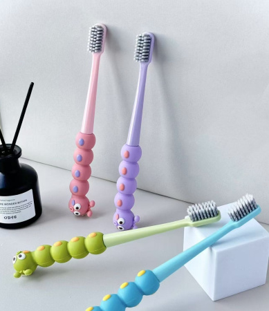 Y30 зеленый Зубная щетка в футляре Гусеница